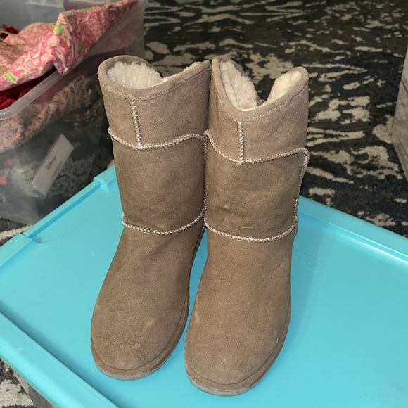 New Emu Australia Boots with back button decor - Picture 2 of 13